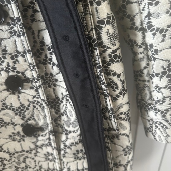 Burberry London Lace Pat. SILK/Plystr Trench Coat - MSRP. $1350.00 - SIZE 4 - Picture 16 of 16